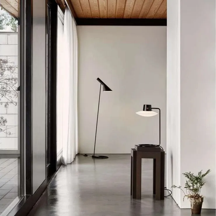 Торшер AJ Floor Lamp  Black в стиле Arne Jacobsen