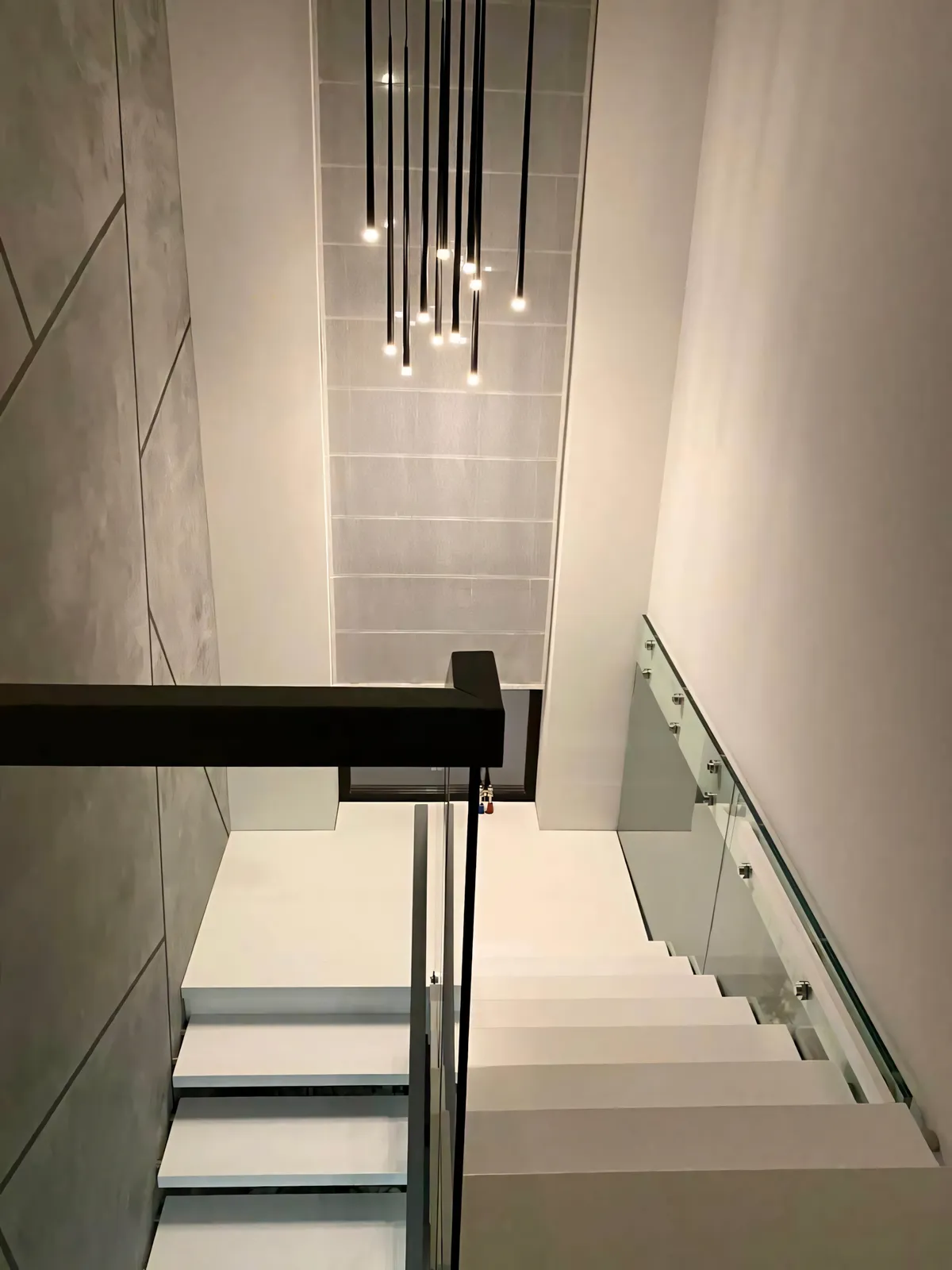 Каскадная люстра Slim на лестнице Частный дом - фото 1